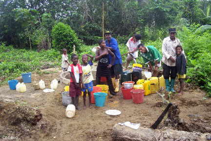 Colección de agua en canecas y canoa Pampanal San Lorenzo Esmeraldas Ecuador Sudamerica